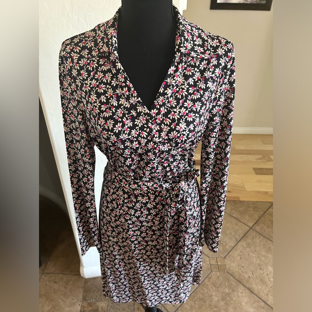 DIANE VON FURSTENBURG WRAP DRESS (12); black, white, pink